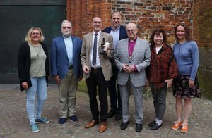 Eine Menschengruppe vor einer Kirche