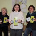 Unter dem Motto „Wenn der Wecker nicht mehr klingelt“ bieten Deike Neumärker (Mitglied Seniorenrat Rendsburg), Nadezda Hofmann (Leiterin VHS Rendsburg) und Claudia Heynen (Pastorin Ev. Kirchengemeinde Rendsburg) gemeinsam ein Projekt rund um das Them Drei Frauen mit Wecker in der Hand